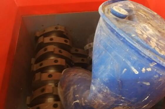 Four-axis shredder video, plastic barrel shredder video