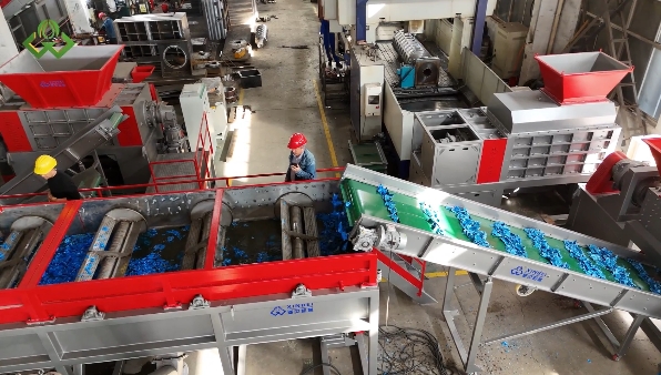 Plastic pallet shredding and cleaning