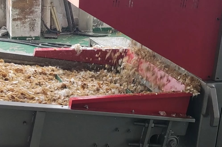 Shredding of waste cloth, ton bags, and oil film paper