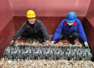 Single shaft shredder video, shredding thin wood